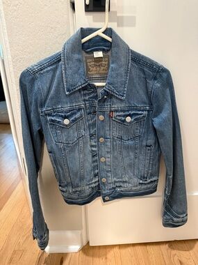 Levi's Women's Medium Blue Denim Trucker Jacket